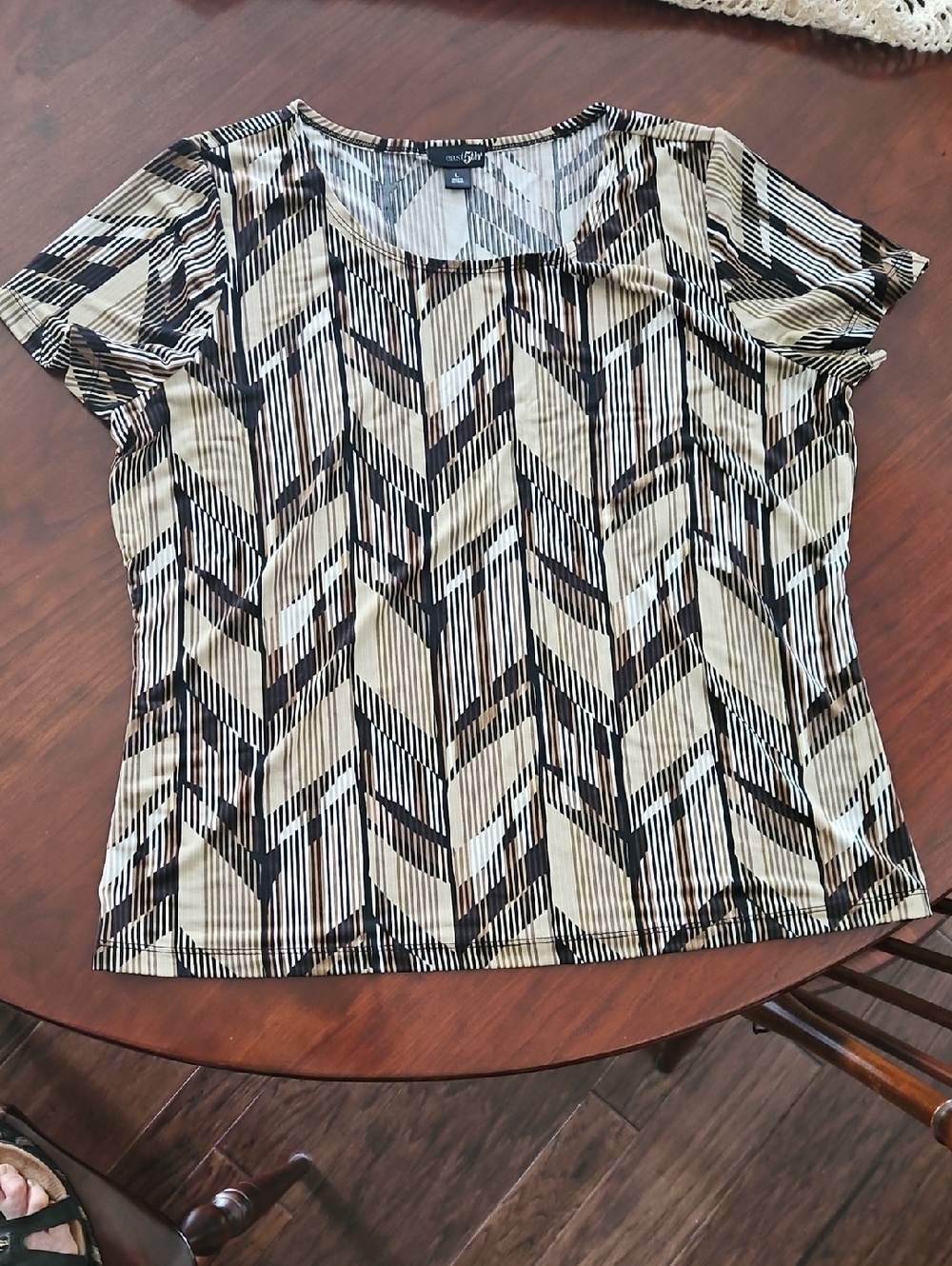 East 5th Black and Cream Chevron Short Sleeve Top